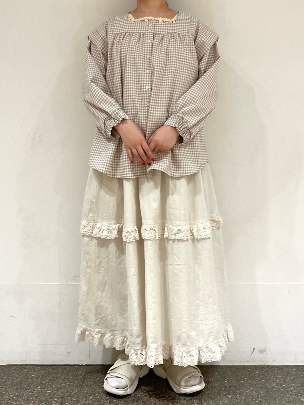 ベージュ系のサンダル、ベージュ系のシャツ/ブラウス、ベージュ系のスカートを着用したレディースの夏コーディネートの2枚目の写真