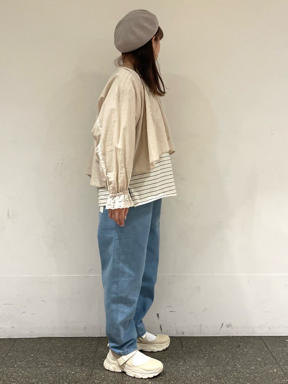 ベージュ系のスニーカー、ベージュ系のシャツ/ブラウス、ベージュ系のTシャツ/カットソーを着用したレディースの春コーディネートの5枚目の写真