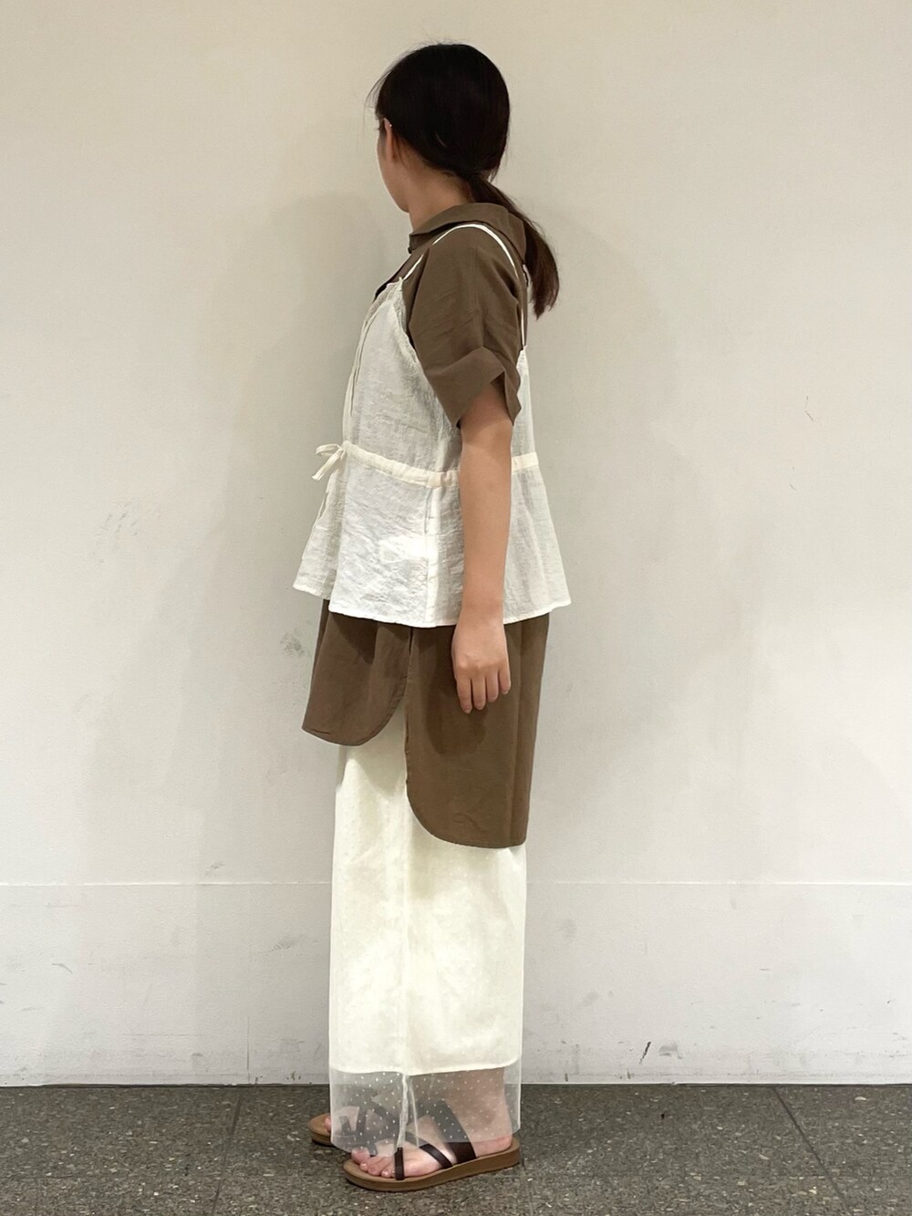 ホワイト系のシャツ/ブラウス、ブラウン系のシャツ/ブラウスを着用したレディースの秋コーディネートの3枚目の写真