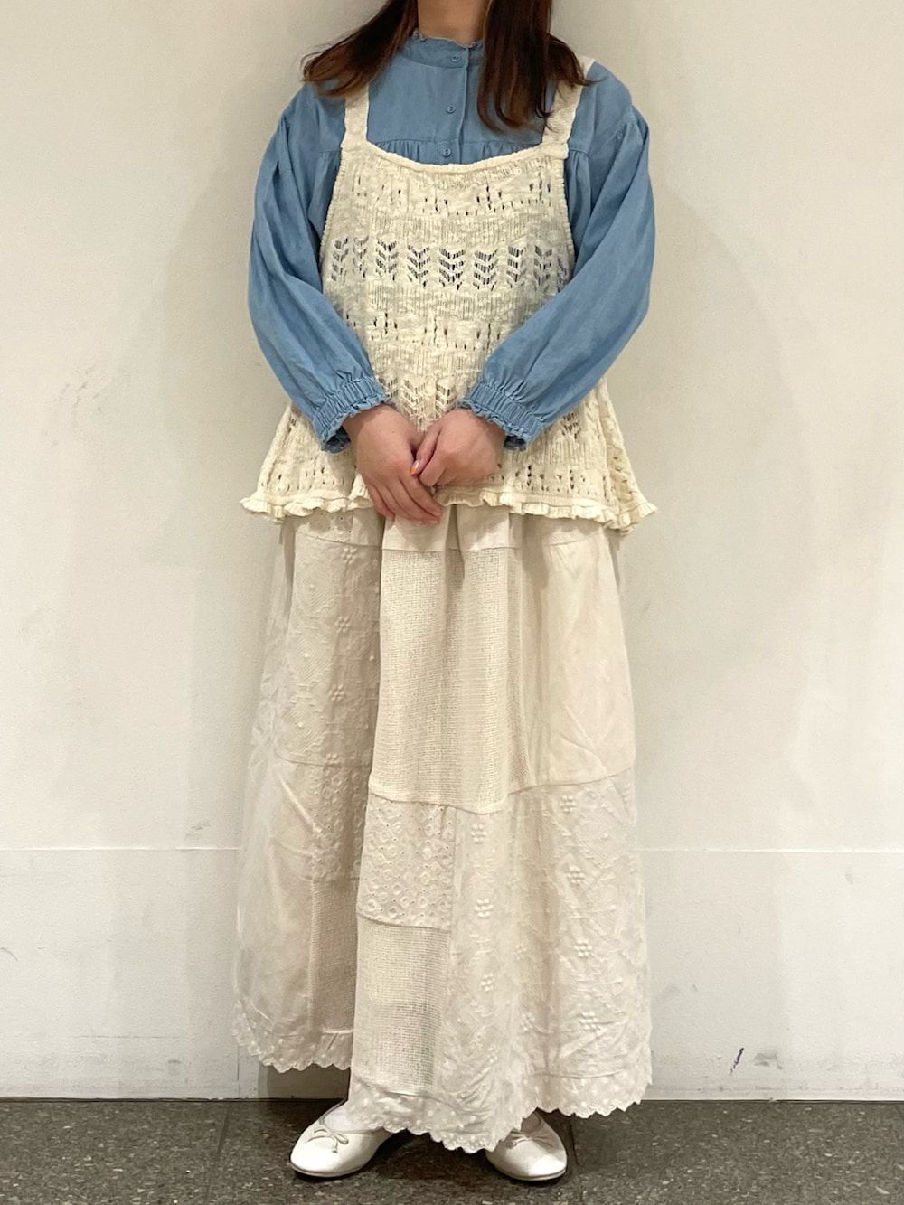 ホワイト系のパンプス、ブルー系のシャツ/ブラウス、ホワイト系のベストを着用したレディースの春コーディネートの2枚目の写真