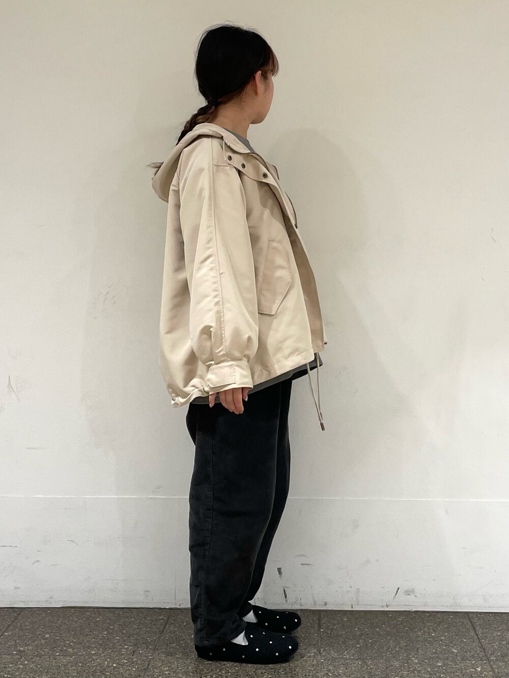 グレー系のドレスシューズを着用したレディースの冬コーディネートの5枚目の写真