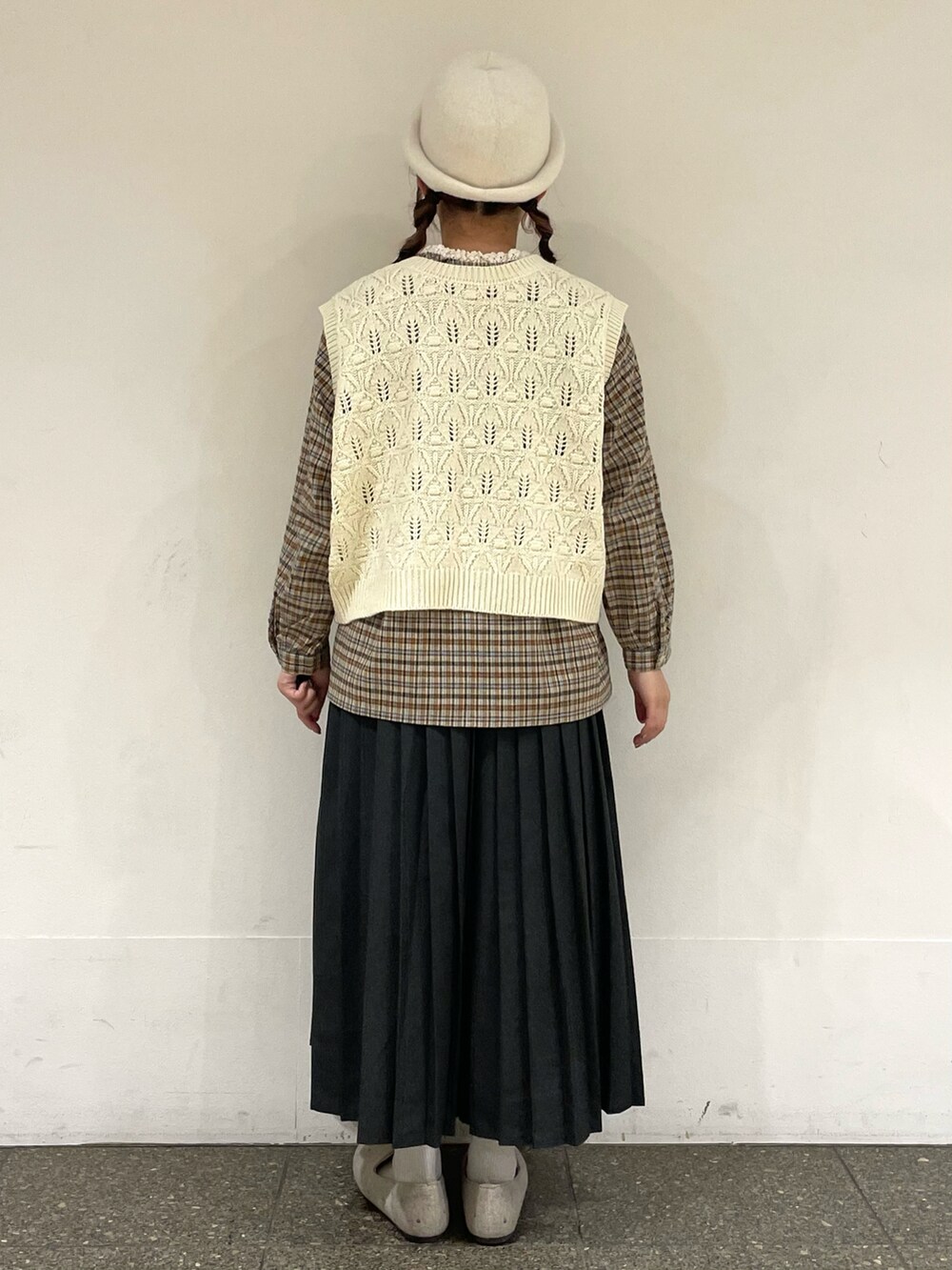 ベージュ系のドレスシューズ、ホワイト系のハットを着用したレディースの冬コーディネートの4枚目の写真