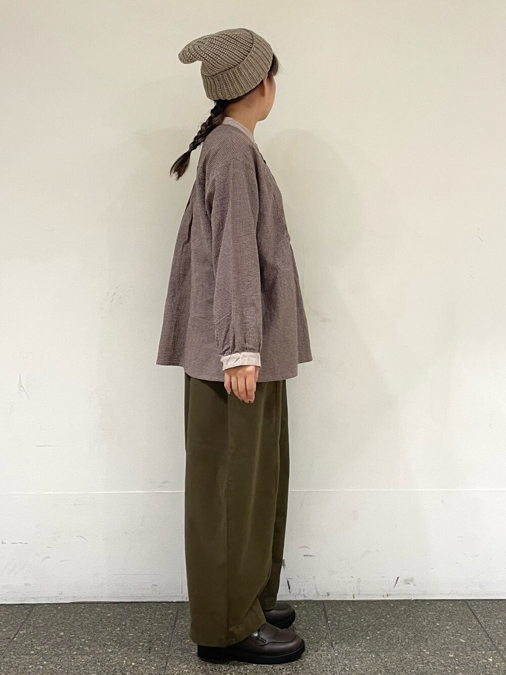 ブラウン系のドレスシューズを着用したレディースの冬コーディネートの5枚目の写真