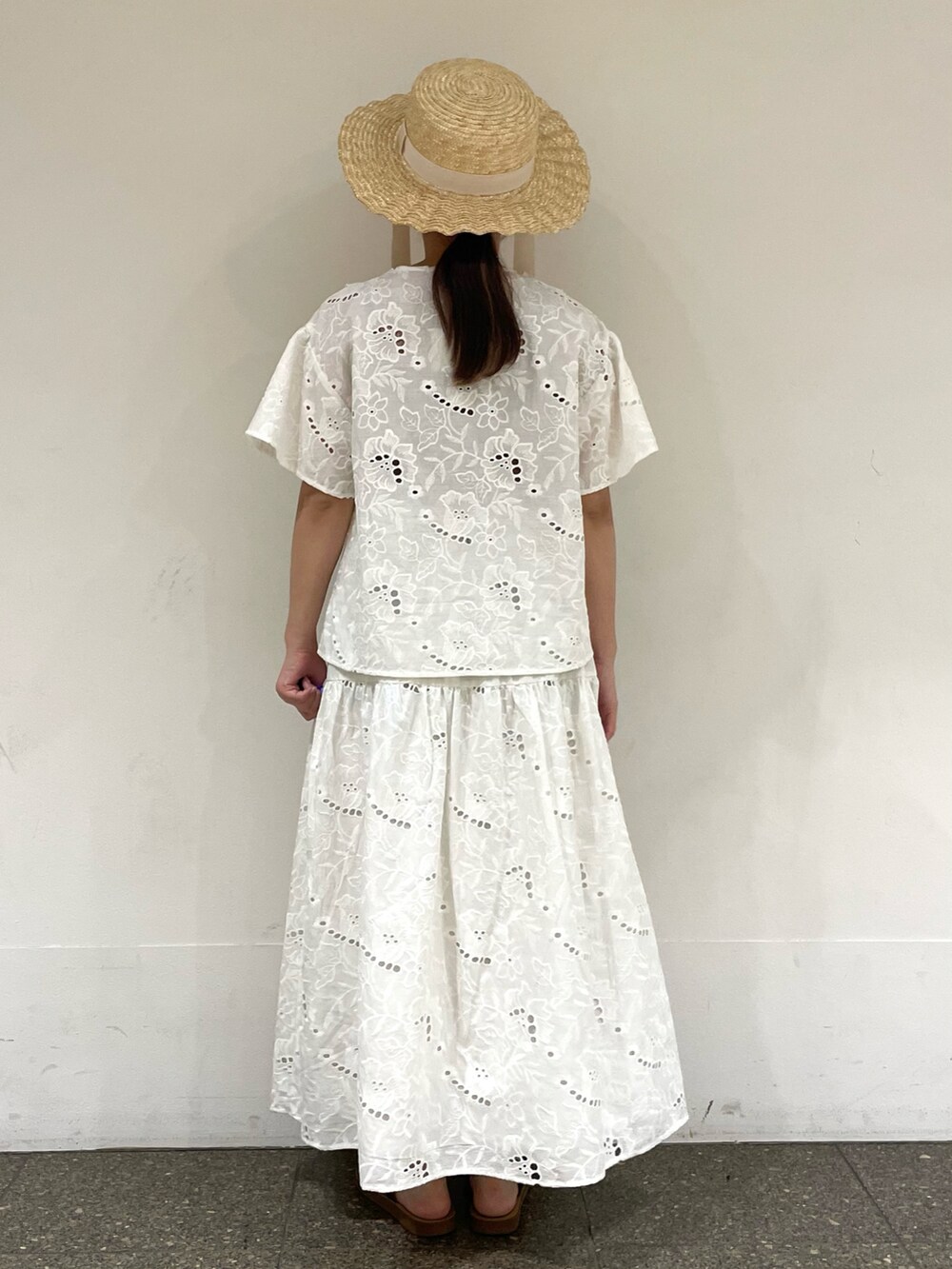 ホワイト系のスカート、ホワイト系のシャツ/ブラウスを着用したレディースの秋コーディネートの4枚目の写真