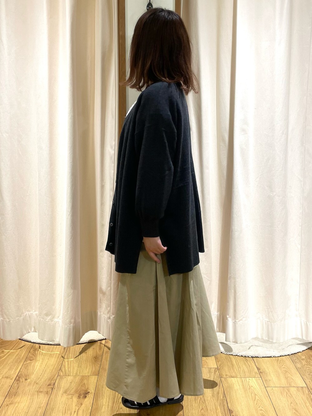 ホワイト系のシャツ/ブラウス、グレー系のカーディガン/ボレロ、ベージュ系のその他パンツを着用したレディースの春コーディネートの2枚目の写真