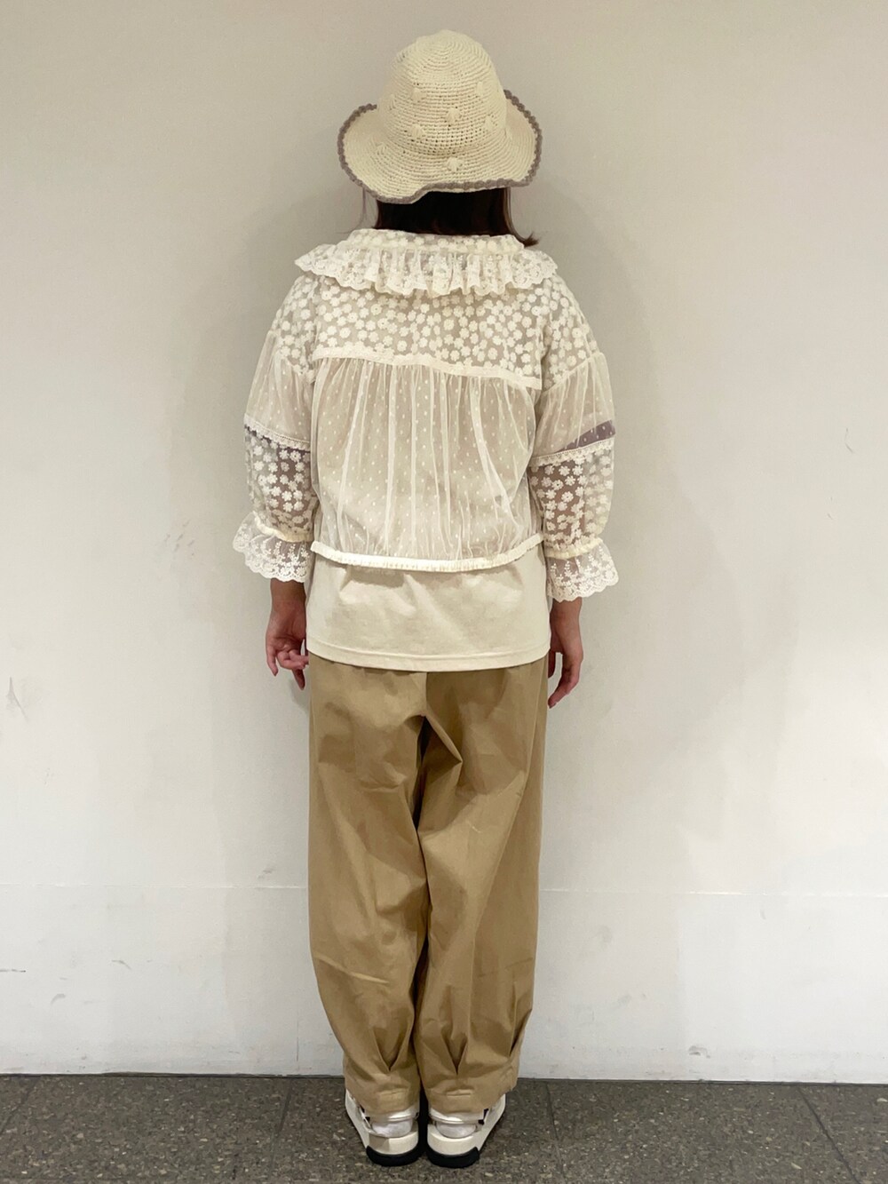 ベージュ系のTシャツ/カットソー、ホワイト系のシャツ/ブラウス、ベージュ系のその他パンツを着用したレディースの春コーディネートの4枚目の写真