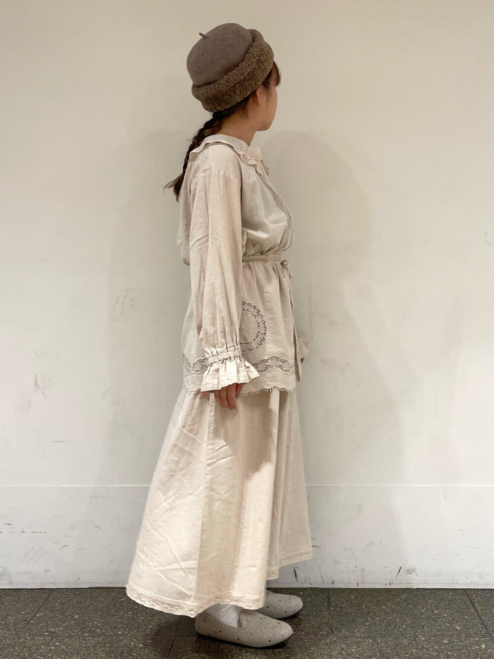 ベージュ系のドレスシューズを着用したレディースの冬コーディネートの5枚目の写真