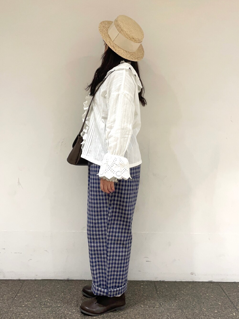 ブルー系のその他パンツ、ホワイト系のシャツ/ブラウス、ベージュ系のTシャツ/カットソーを着用したレディースの春コーディネートの2枚目の写真