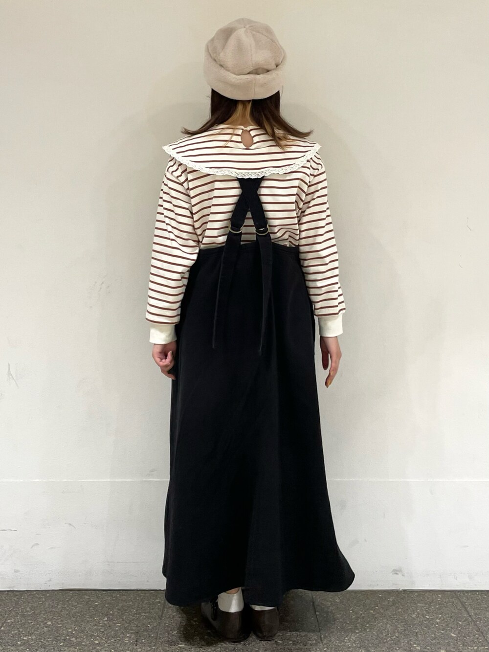 ブラウン系のドレスシューズ、ベージュ系のTシャツ/カットソー、ブラック系のワンピースを着用したレディースの秋コーディネートの4枚目の写真