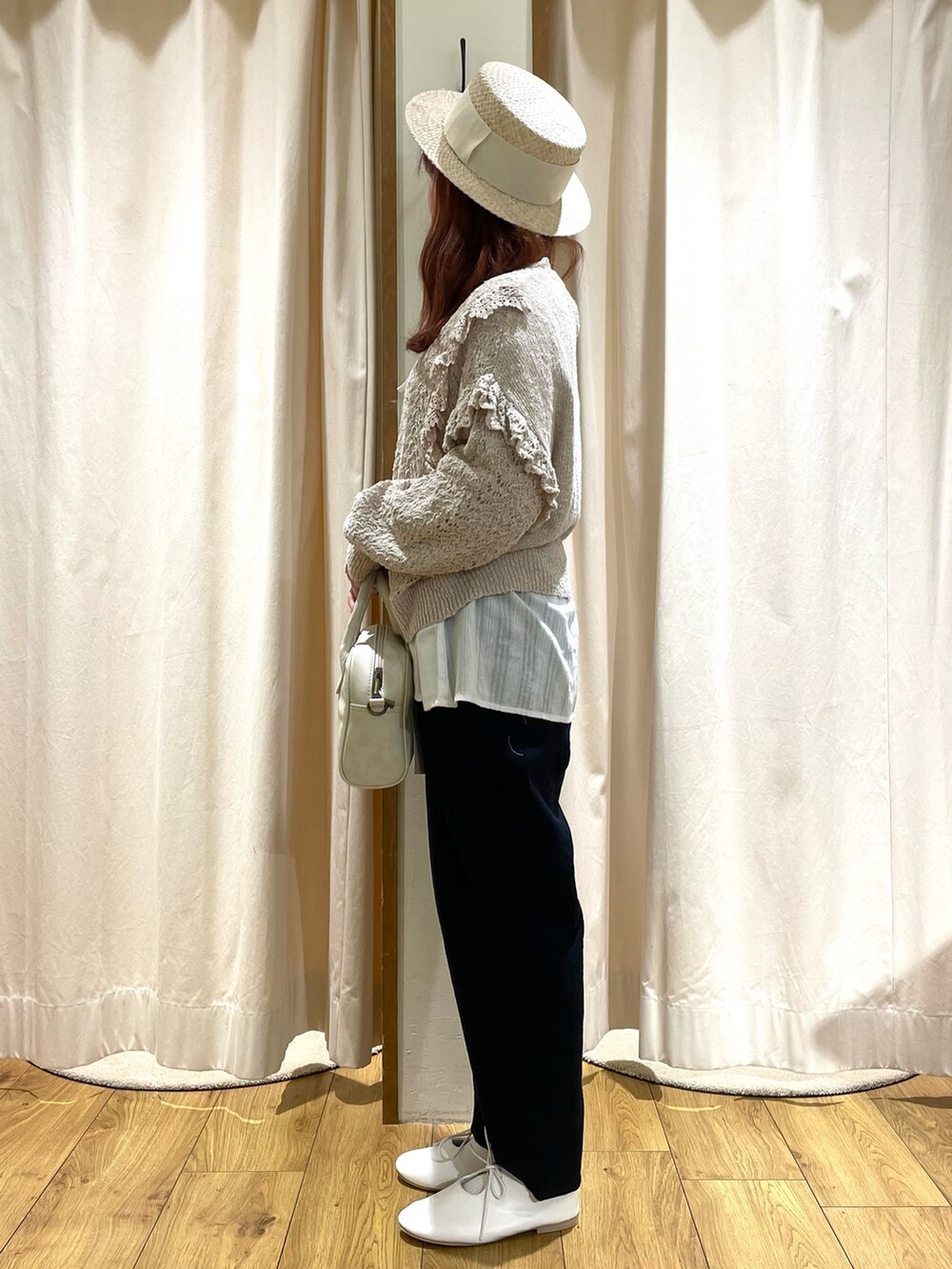 ホワイト系のショルダーバッグ、ホワイト系のその他シューズ、ブルー系のその他パンツを着用したレディースの春コーディネートの3枚目の写真