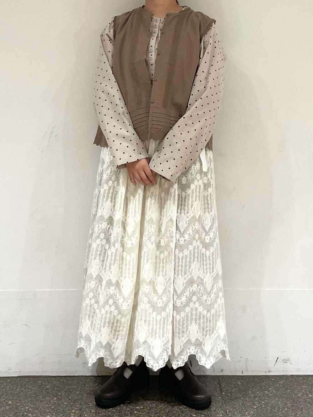 ブラウン系のドレスシューズを着用したレディースの冬コーディネートの2枚目の写真