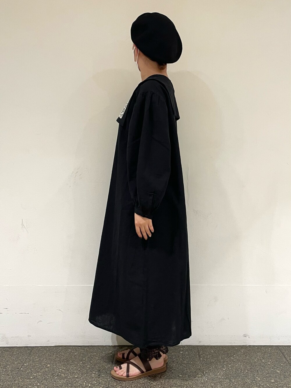 ブラック系のワンピース、ブラック系のその他パンツ、ブラウン系のサンダルを着用したレディースの夏コーディネートの5枚目の写真