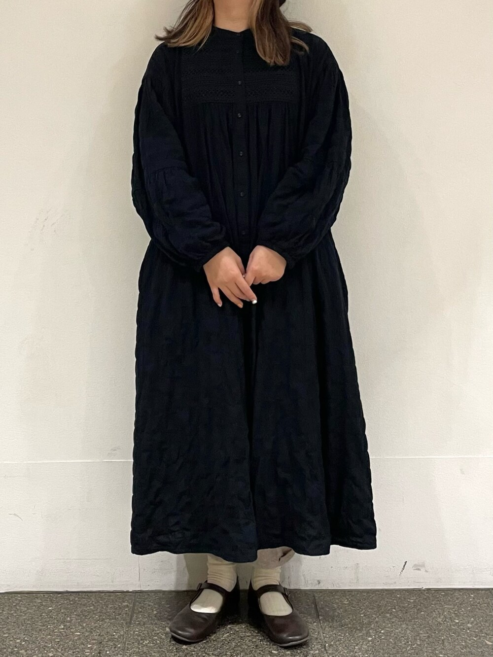 ブラック系のワンピース、ベージュ系のその他パンツ、ブラウン系のドレスシューズを着用したレディースの冬コーディネートの2枚目の写真