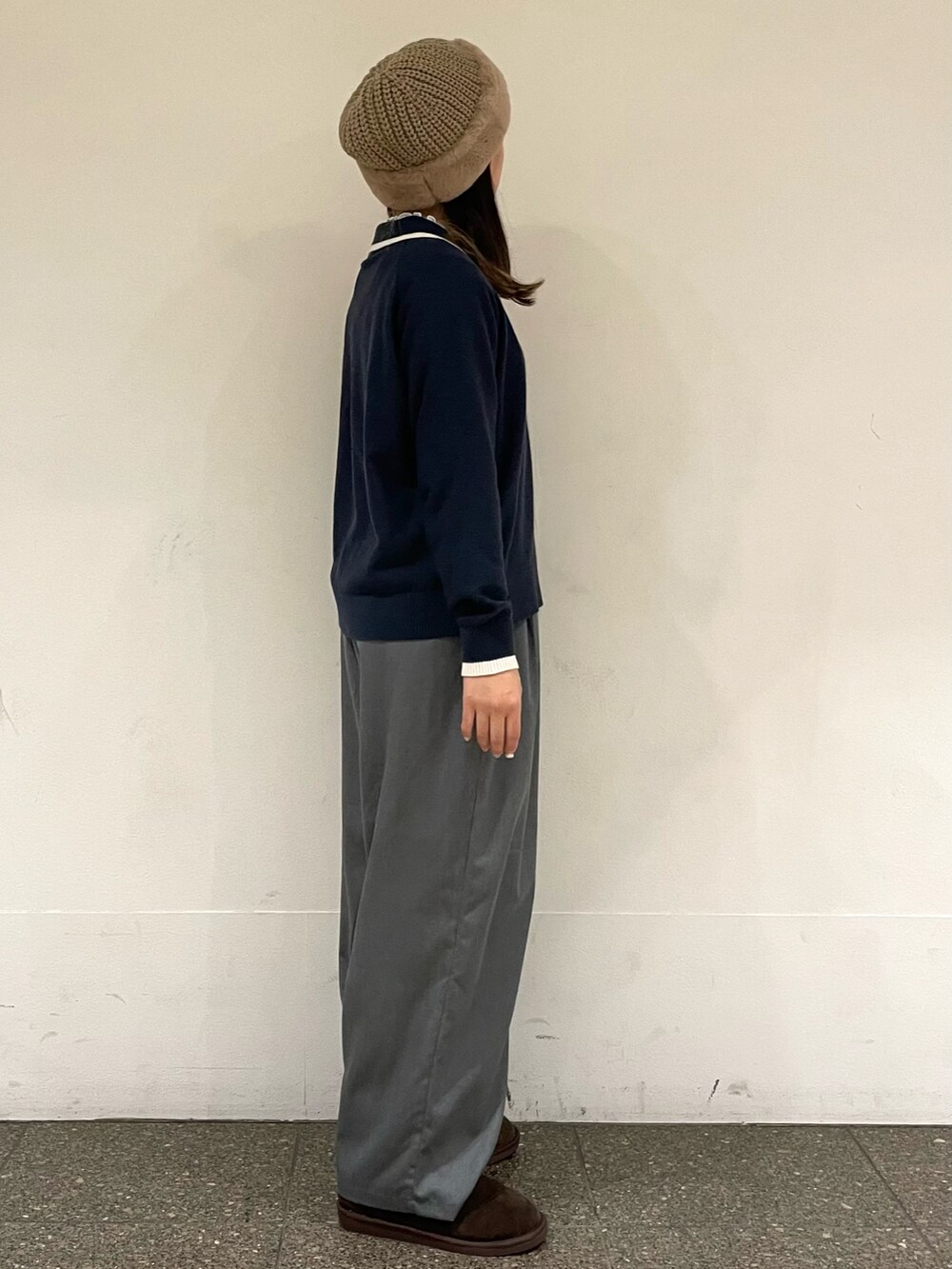 ホワイト系のTシャツ/カットソー、ブラウン系のブーツ、ブルー系のニット/セーターを着用したレディースの冬コーディネートの5枚目の写真