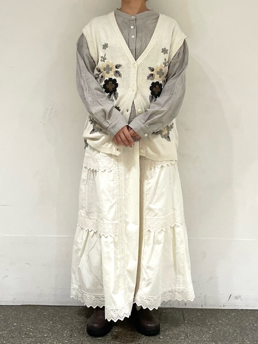 ホワイト系のハットを着用したレディースの冬コーディネートの2枚目の写真