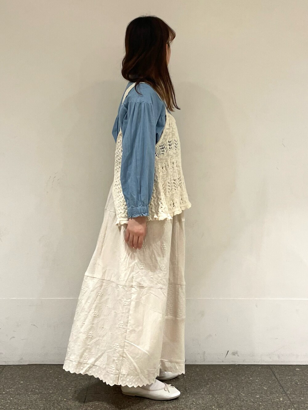 ホワイト系のパンプス、ブルー系のシャツ/ブラウス、ホワイト系のベストを着用したレディースの春コーディネートの5枚目の写真