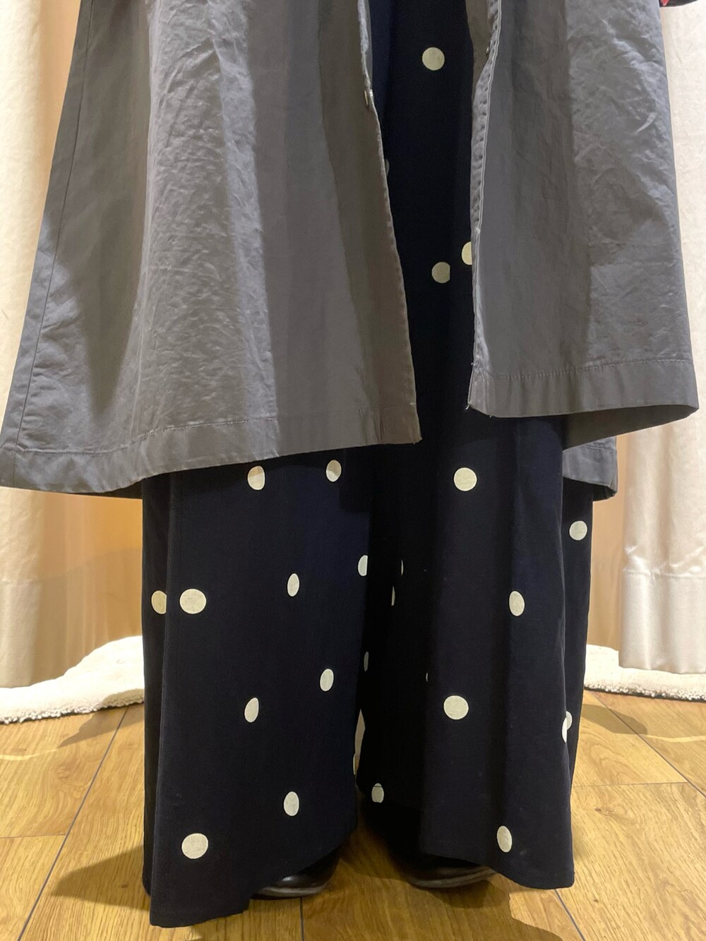 ホワイト系のシャツ/ブラウス、グレー系のその他アウター、ブルー系のその他パンツを着用したレディースの春コーディネートの5枚目の写真