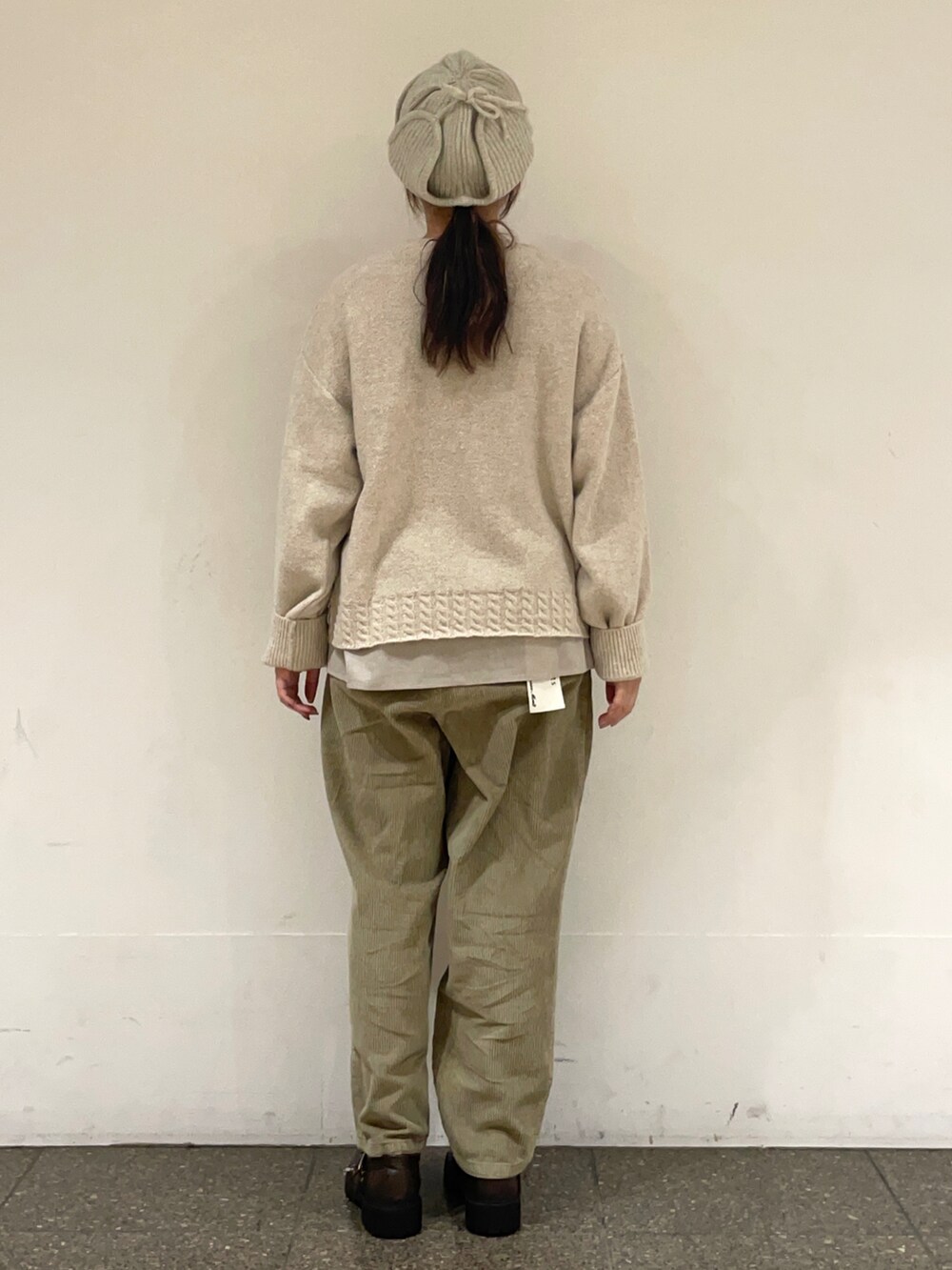 ブラウン系のドレスシューズを着用したレディースの冬コーディネートの4枚目の写真