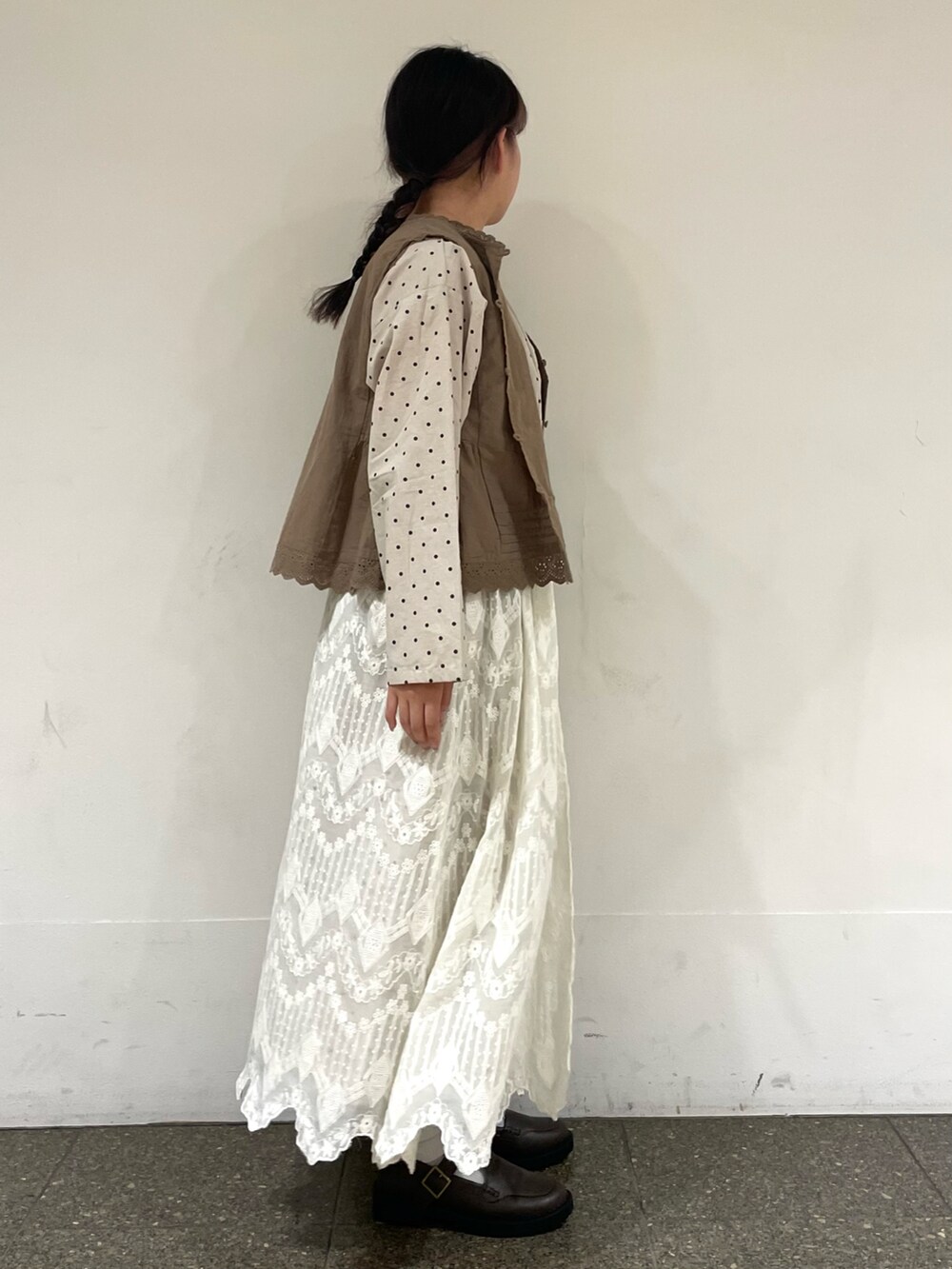 ブラウン系のドレスシューズを着用したレディースの冬コーディネートの5枚目の写真