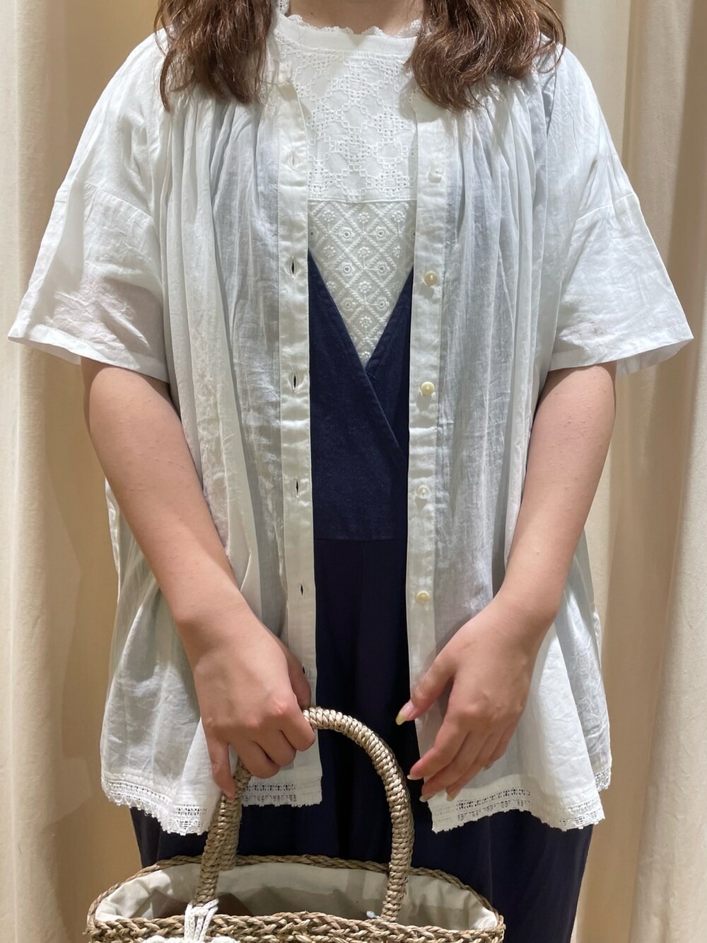 ホワイト系のTシャツ/カットソー、ホワイト系のTシャツ/カットソー、ホワイト系のシャツ/ブラウスを着用したレディースの夏コーディネートの5枚目の写真