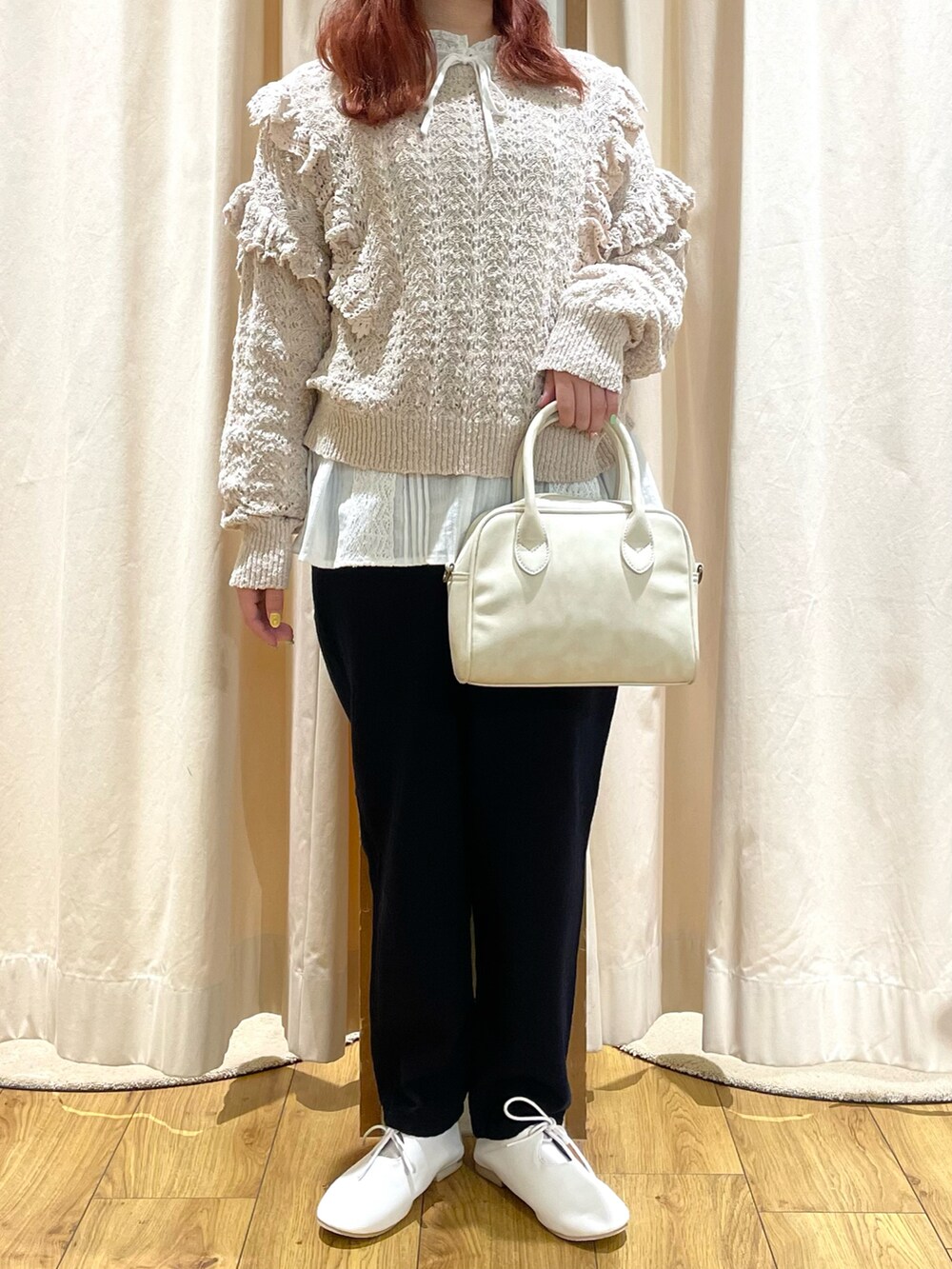 ホワイト系のショルダーバッグ、ホワイト系のその他シューズ、ブルー系のその他パンツを着用したレディースの春コーディネートの2枚目の写真