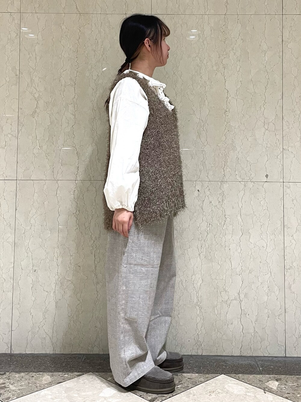 グレー系のその他シューズを着用したレディースの冬コーディネートの5枚目の写真