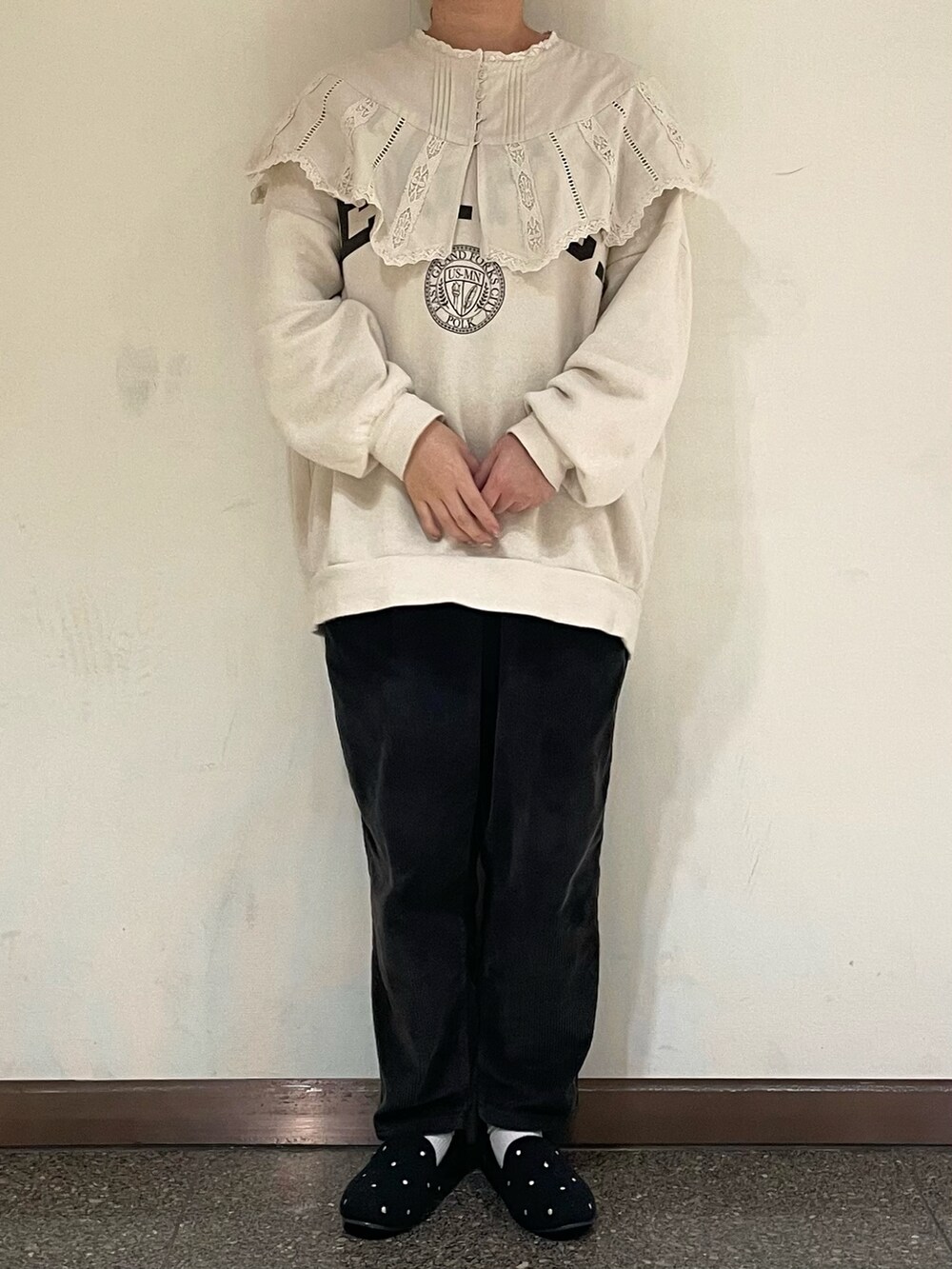 グレー系のドレスシューズを着用したレディースの冬コーディネートの2枚目の写真