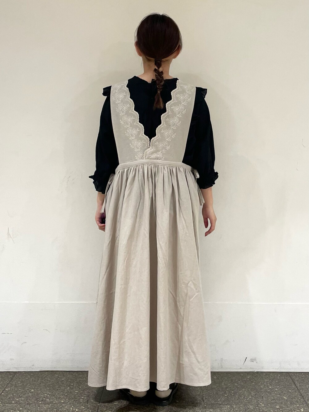 ブラック系のサンダル、ブラック系のシャツ/ブラウス、ホワイト系のワンピースを着用したレディースの夏コーディネートの4枚目の写真