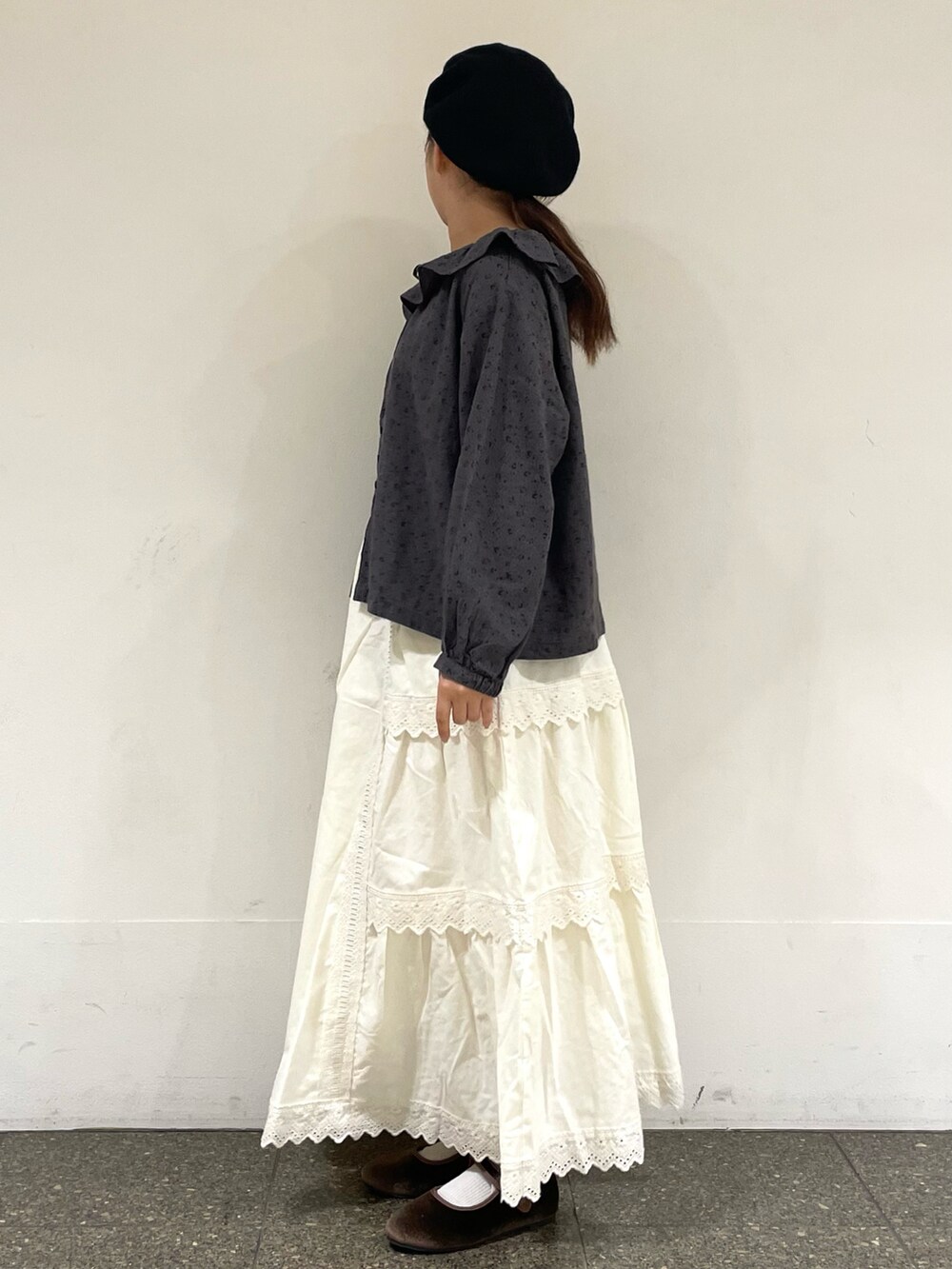 ブラック系のハットを着用したレディースの冬コーディネートの3枚目の写真