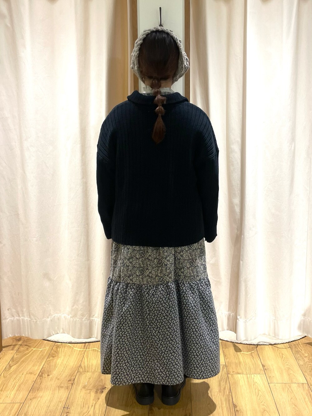 ホワイト系のシャツ/ブラウス、ブラック系のカーディガン/ボレロ、ブラック系のワンピースを着用したレディースの冬コーディネートの3枚目の写真