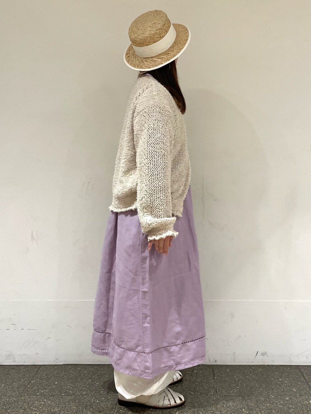 ホワイト系のカーディガン/ボレロ、パープル系のワンピース、ホワイト系のその他パンツを着用したレディースの春コーディネートの5枚目の写真