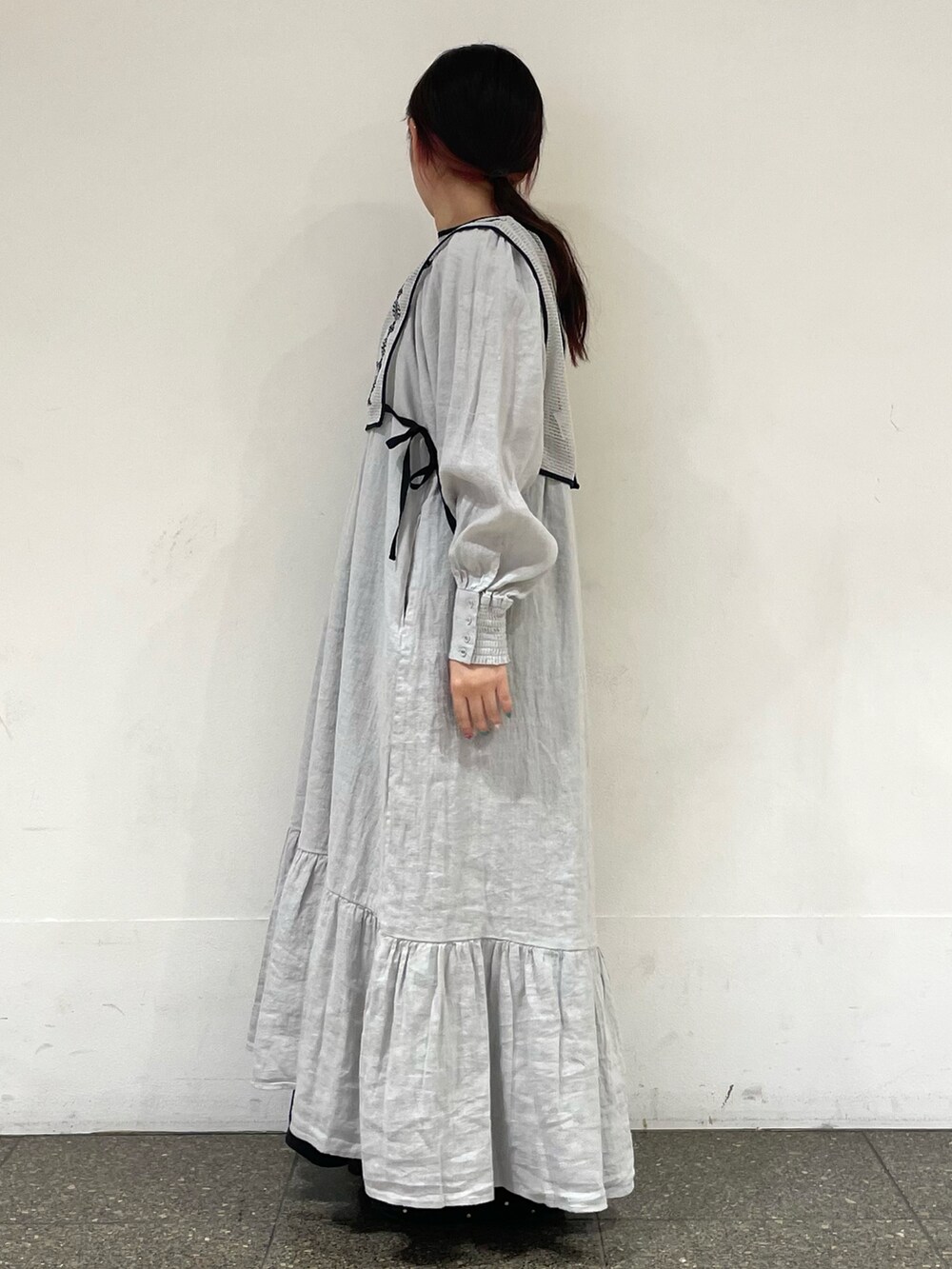 グレー系のドレスシューズを着用したレディースの冬コーディネートの3枚目の写真