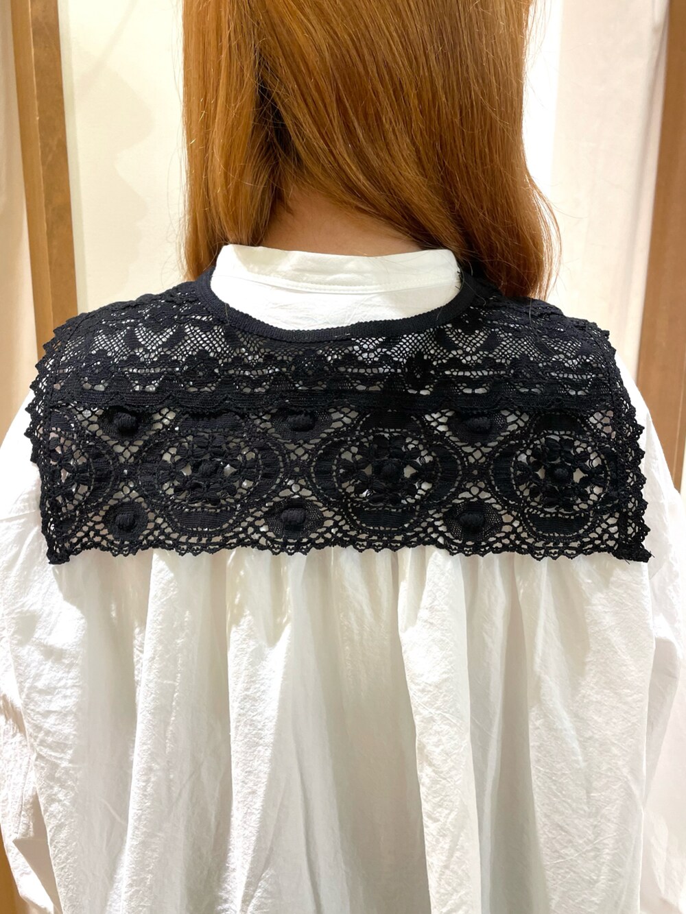 ホワイト系のワンピース、ブラック系のその他パンツ、ブラック系のサンダルを着用したレディースの春コーディネートの5枚目の写真