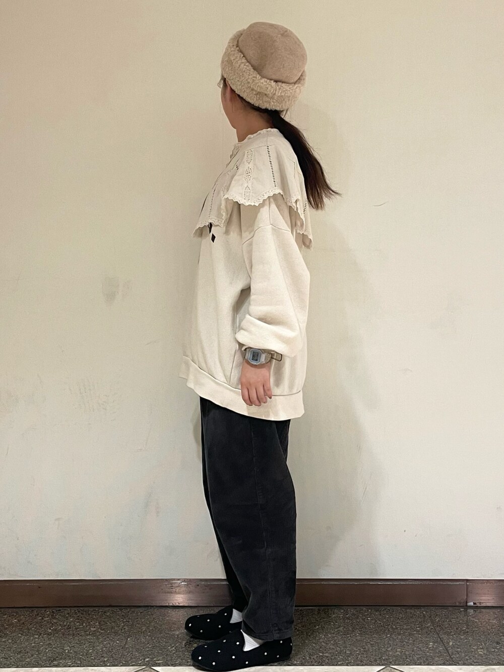 グレー系のドレスシューズを着用したレディースの冬コーディネートの3枚目の写真