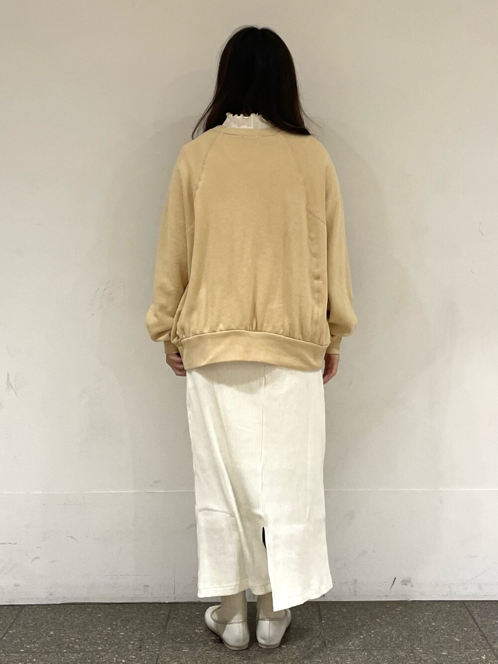 ホワイト系のパンプス、ホワイト系のTシャツ/カットソー、イエロー系のニット/セーターを着用したレディースの春コーディネートの4枚目の写真