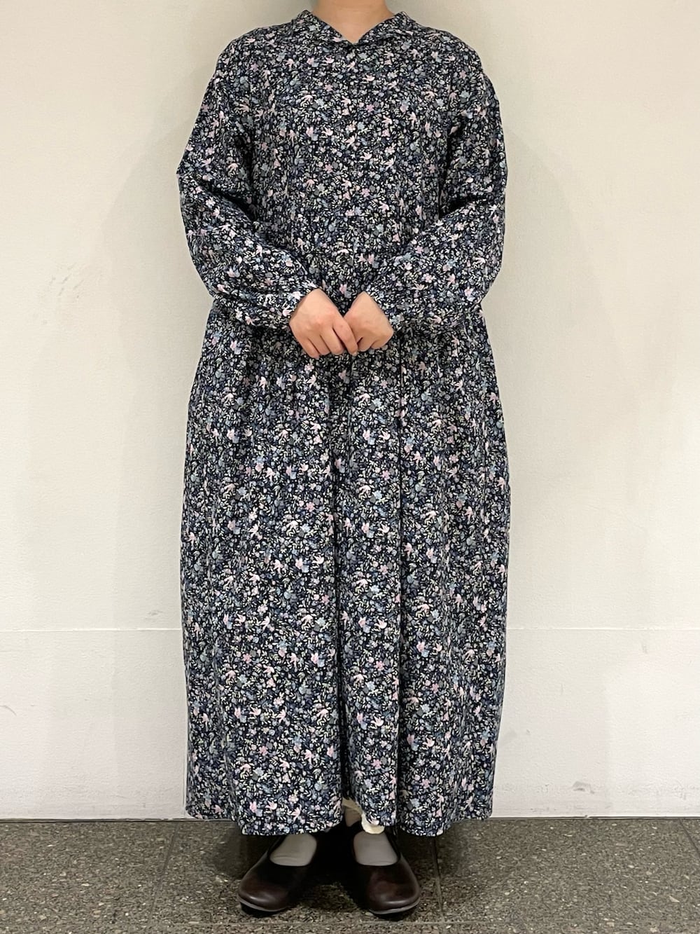 ホワイト系のスカート、ブラウン系のドレスシューズ、ピンク系のワンピースを着用したレディースの夏コーディネートの2枚目の写真