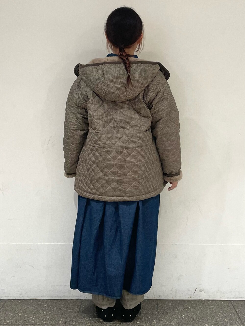 グレー系のドレスシューズを着用したレディースの冬コーディネートの4枚目の写真