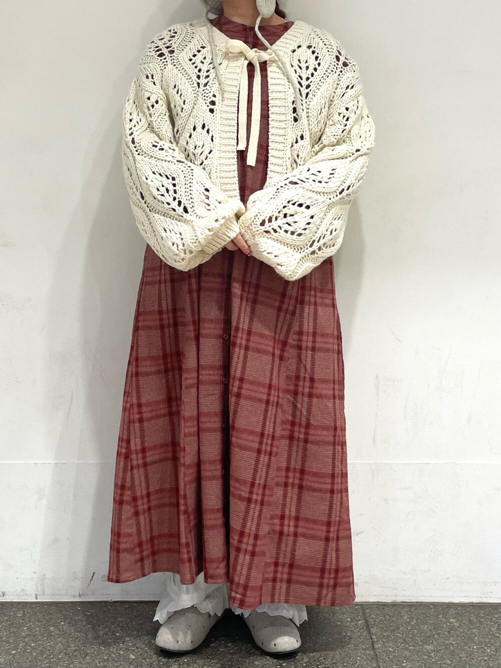 ベージュ系のドレスシューズ、ホワイト系のカーディガン/ボレロ、レッド系のワンピースを着用したレディースの冬コーディネートの2枚目の写真