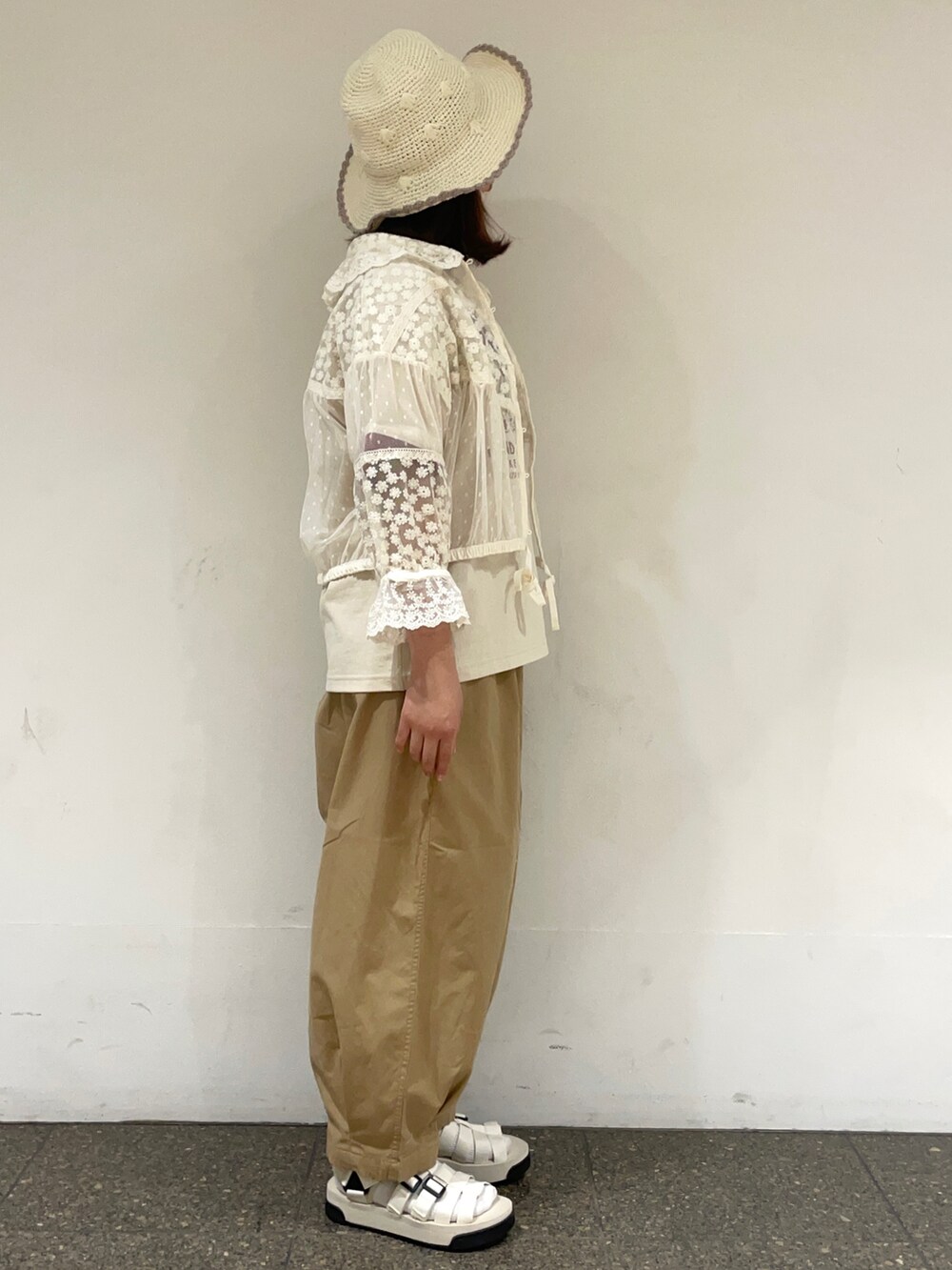 ベージュ系のTシャツ/カットソー、ホワイト系のシャツ/ブラウス、ベージュ系のその他パンツを着用したレディースの春コーディネートの5枚目の写真