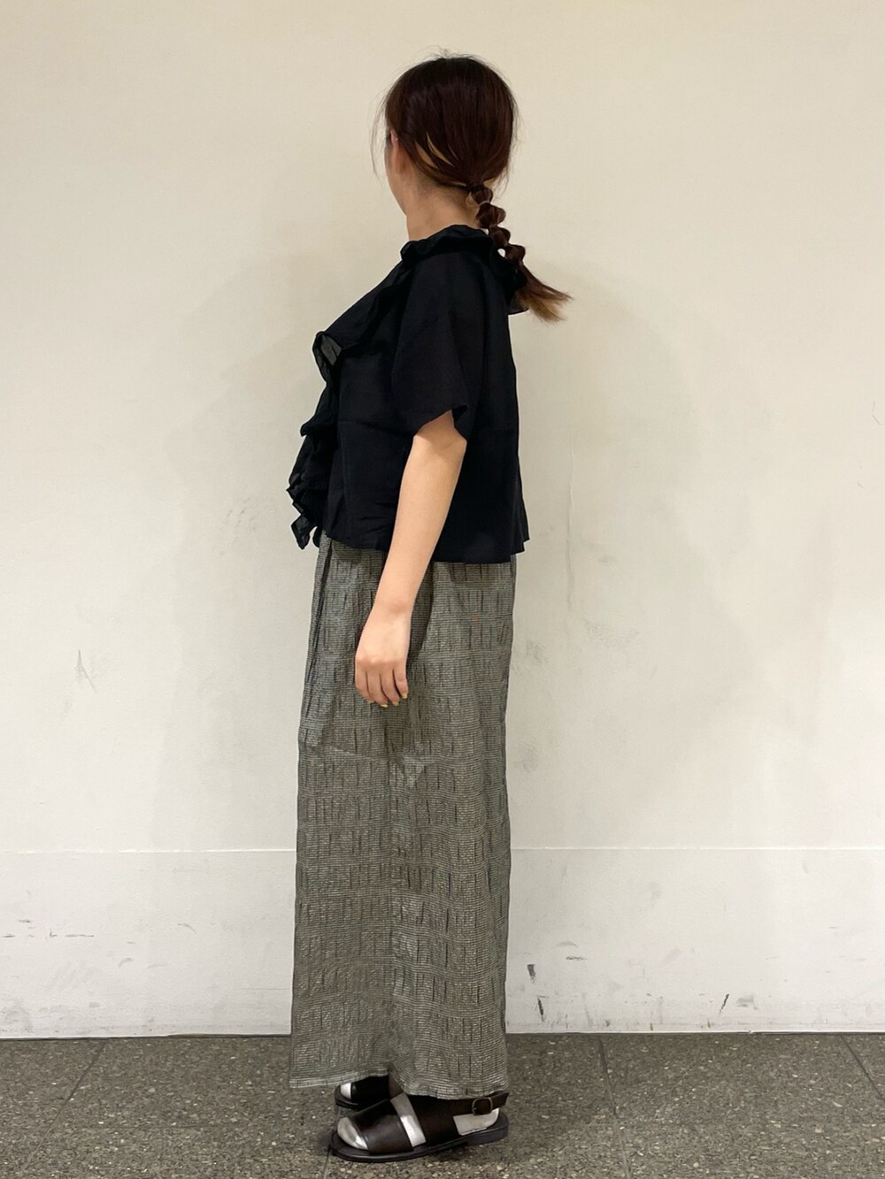 ブラウン系のサンダル、ブラック系のシャツ/ブラウス、ブラック系のスカートを着用したレディースの秋コーディネートの3枚目の写真