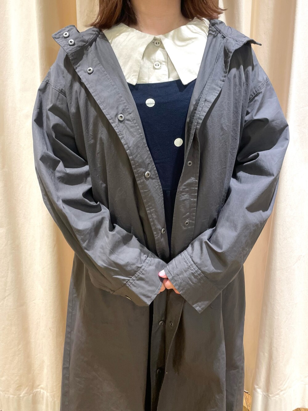 ホワイト系のシャツ/ブラウス、グレー系のその他アウター、ブルー系のその他パンツを着用したレディースの春コーディネートの4枚目の写真