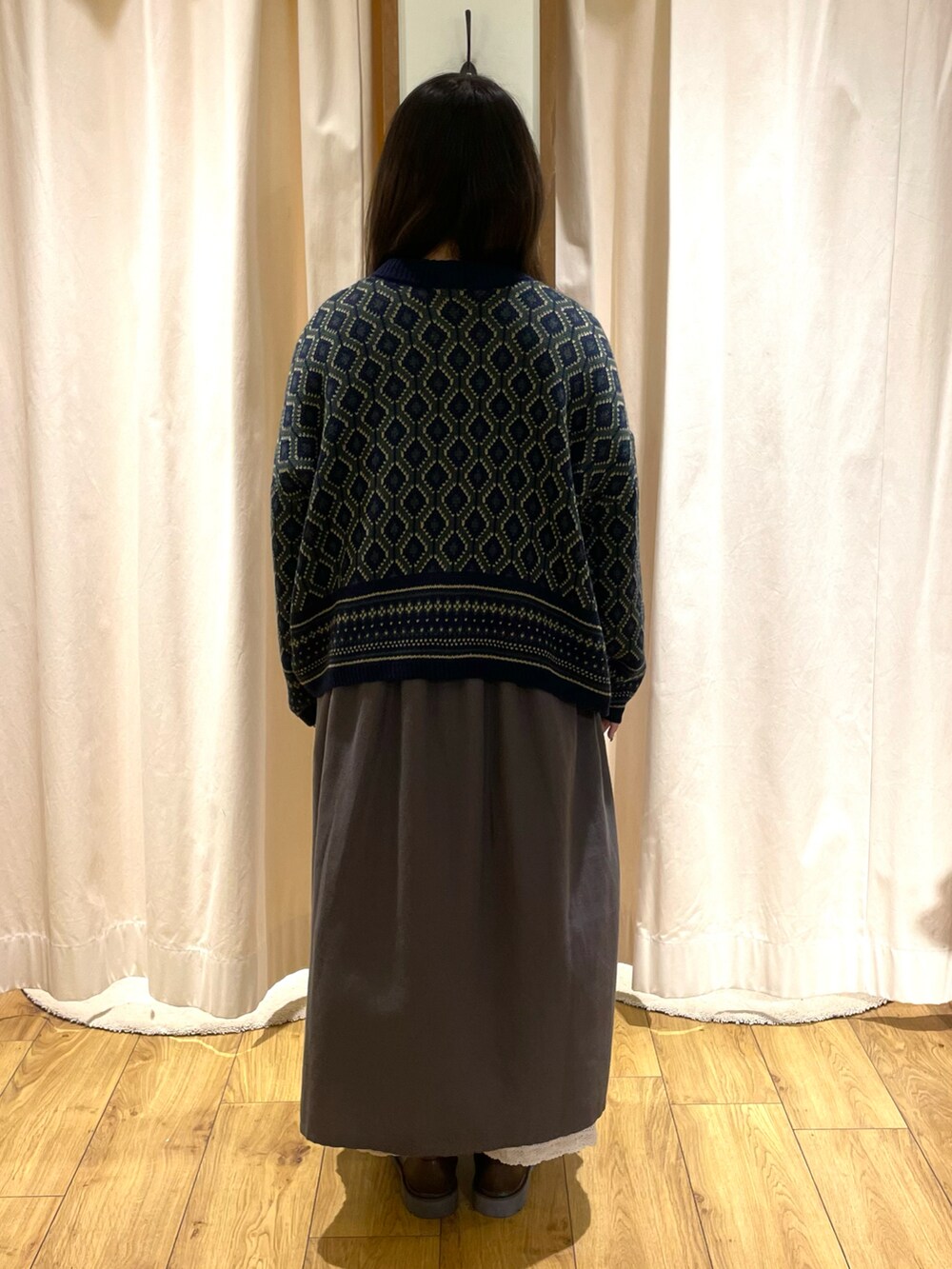 ブルー系のカーディガン/ボレロ、グレー系のワンピース、ホワイト系のその他パンツを着用したレディースの冬コーディネートの3枚目の写真