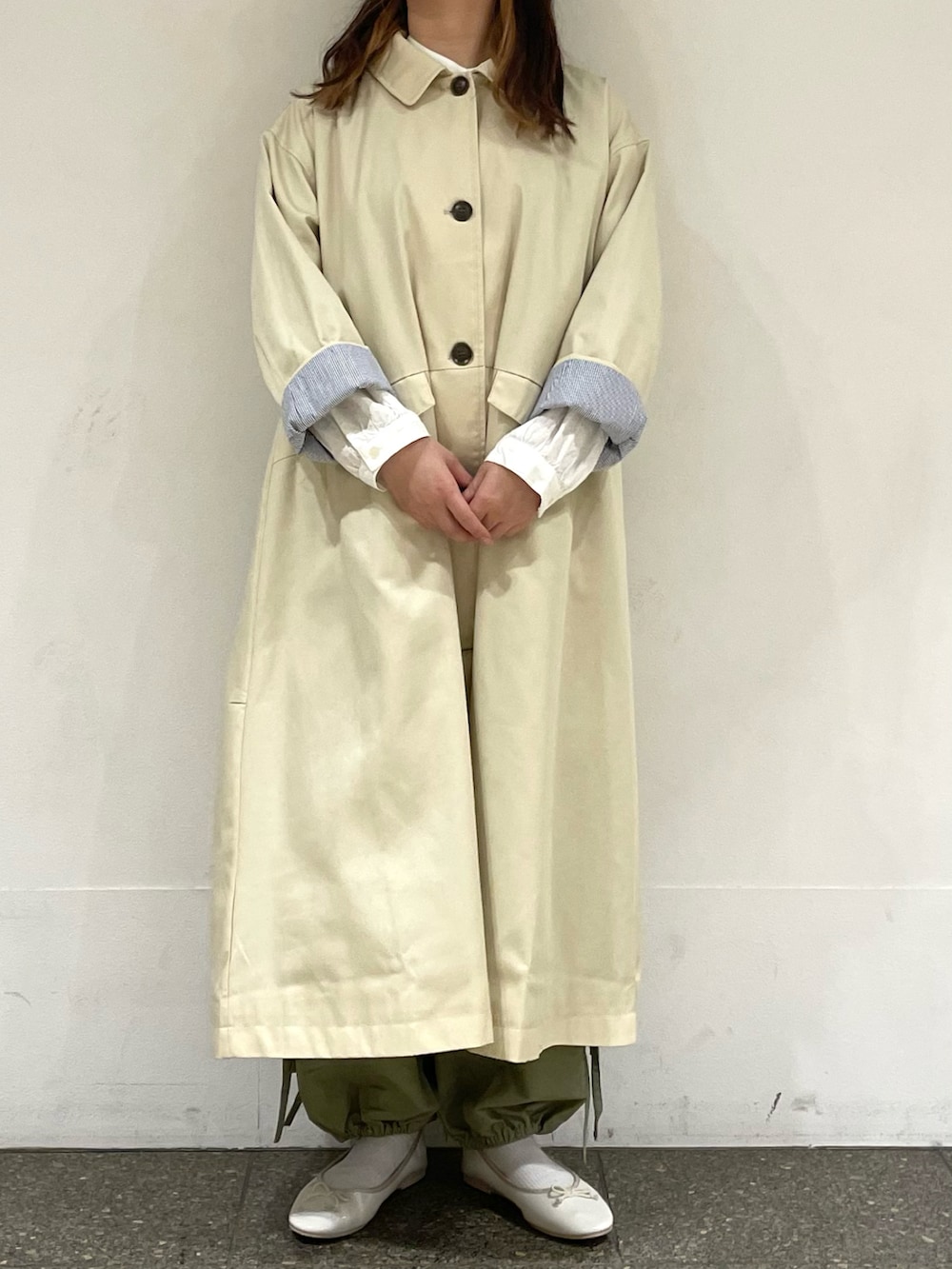 ホワイト系のパンプス、グリーン系のその他パンツ、ベージュ系のその他アウターを着用したレディースの春コーディネートの2枚目の写真