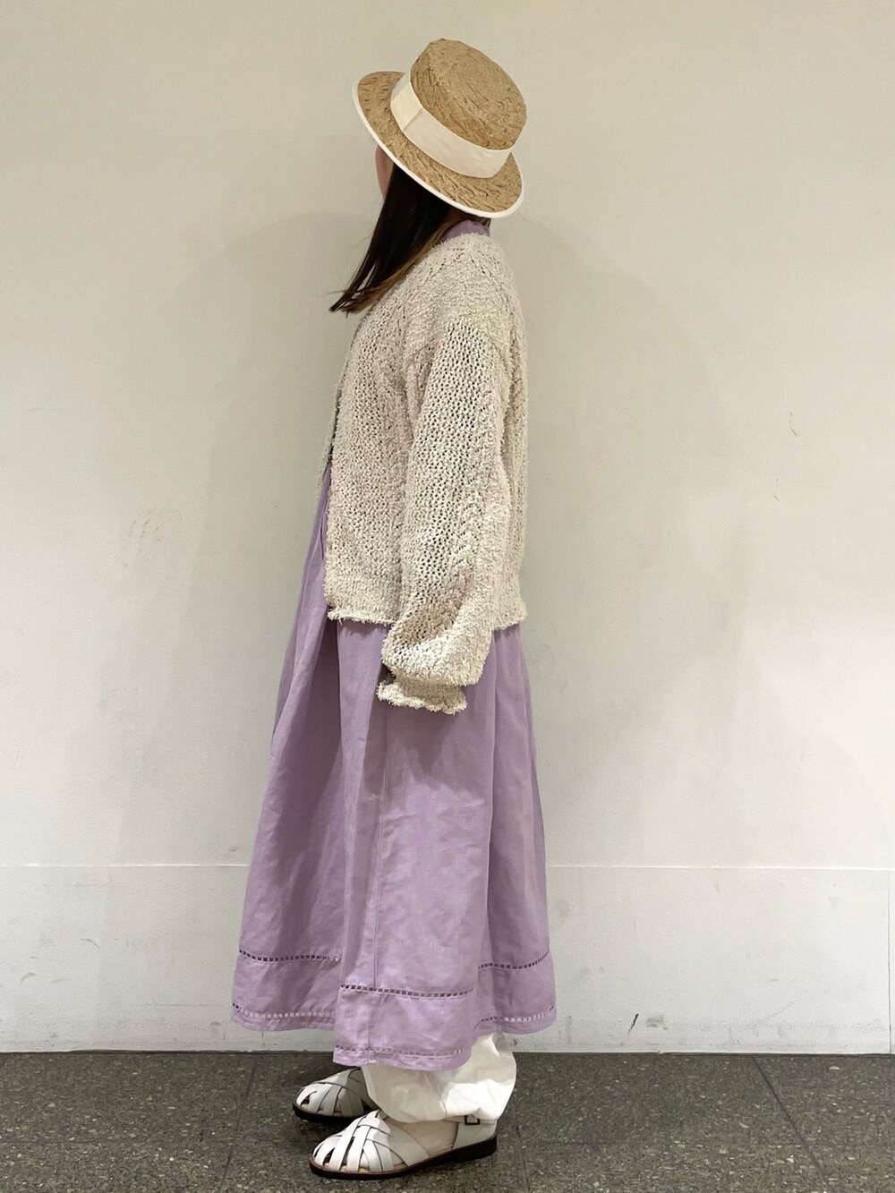 ホワイト系のカーディガン/ボレロ、パープル系のワンピース、ホワイト系のその他パンツを着用したレディースの春コーディネートの3枚目の写真