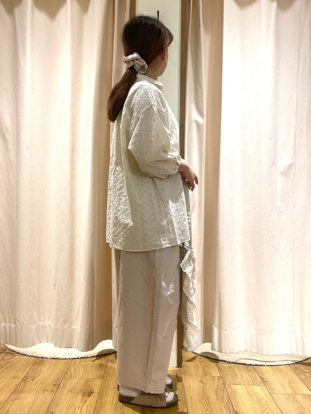 ホワイト系のシャツ/ブラウス、ピンク系のその他パンツ、ホワイト系のトートバッグを着用したレディースの夏コーディネートの2枚目の写真