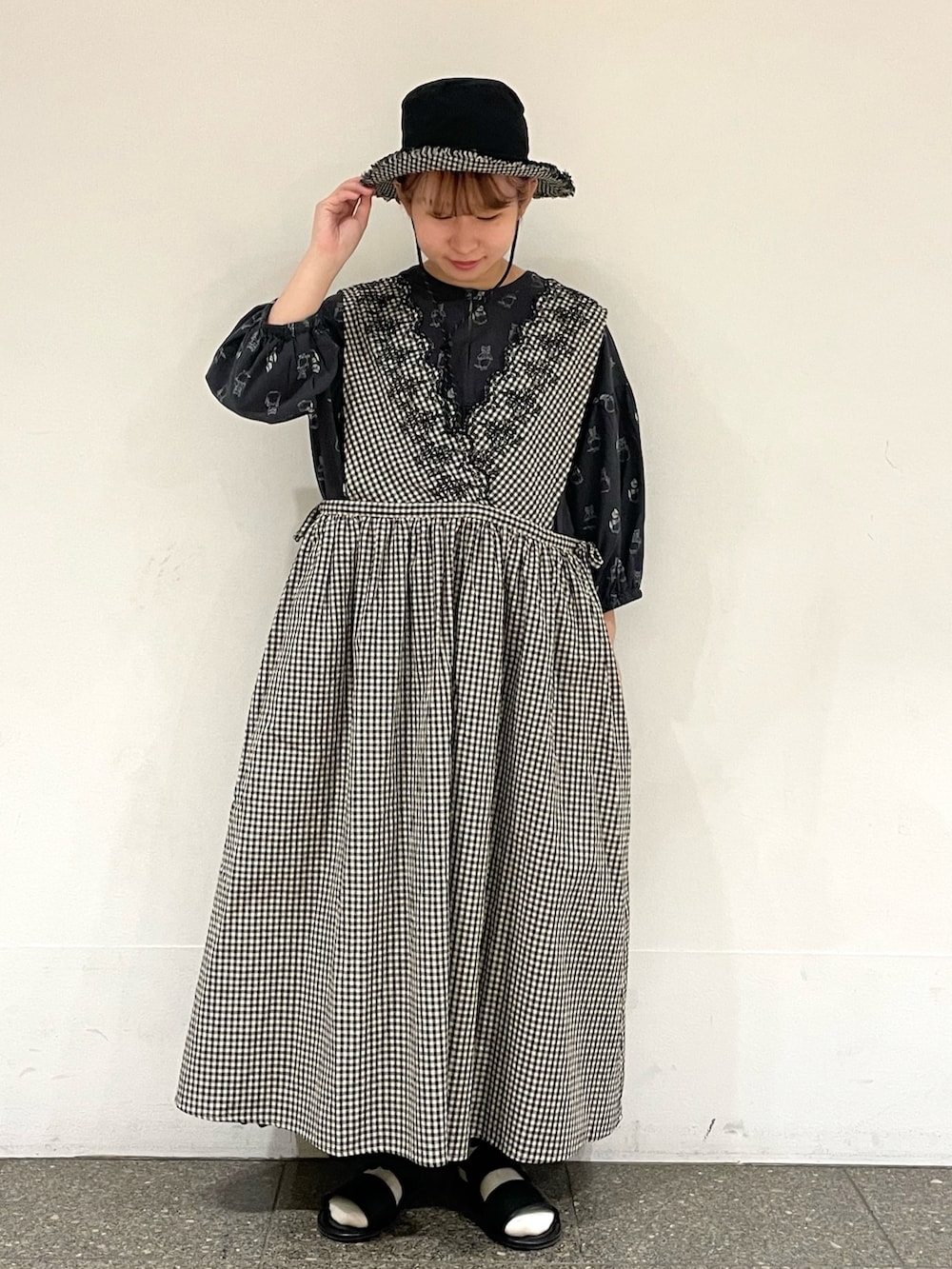 ブラック系のサンダル、ブラック系のワンピース、グレー系のワンピースを着用したレディースの夏コーディネートの2枚目の写真