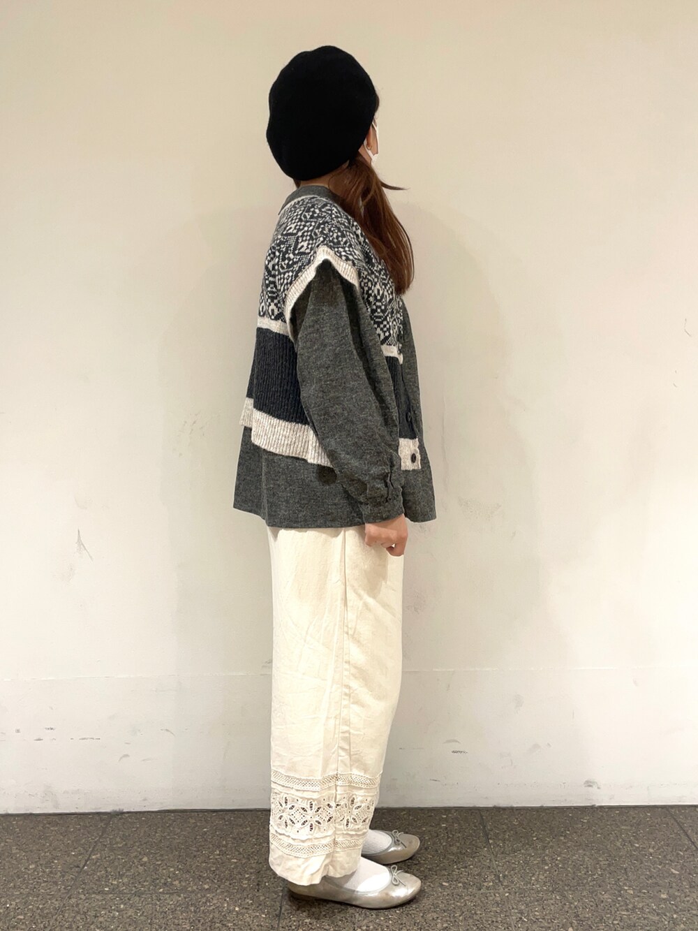 グレー系のシャツ/ブラウス、グレー系のベスト、ホワイト系のその他パンツを着用したレディースの冬コーディネートの5枚目の写真