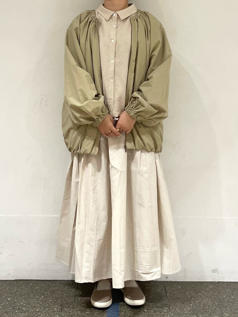 ベージュ系のシャツ/ブラウス、ベージュ系のブルゾン、ベージュ系のスカートを着用したレディースの秋コーディネートの2枚目の写真