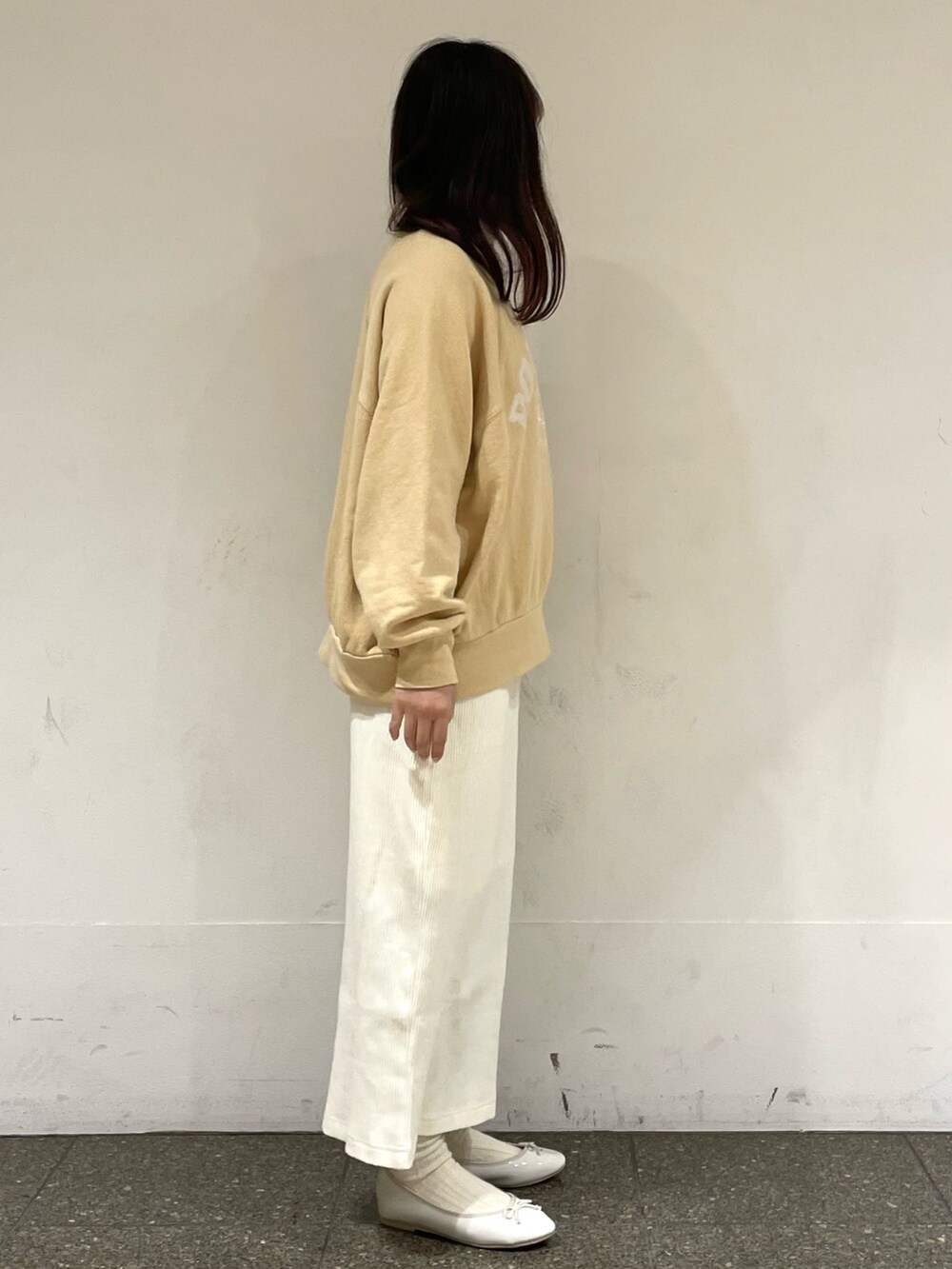 ホワイト系のパンプス、ホワイト系のTシャツ/カットソー、イエロー系のニット/セーターを着用したレディースの春コーディネートの5枚目の写真