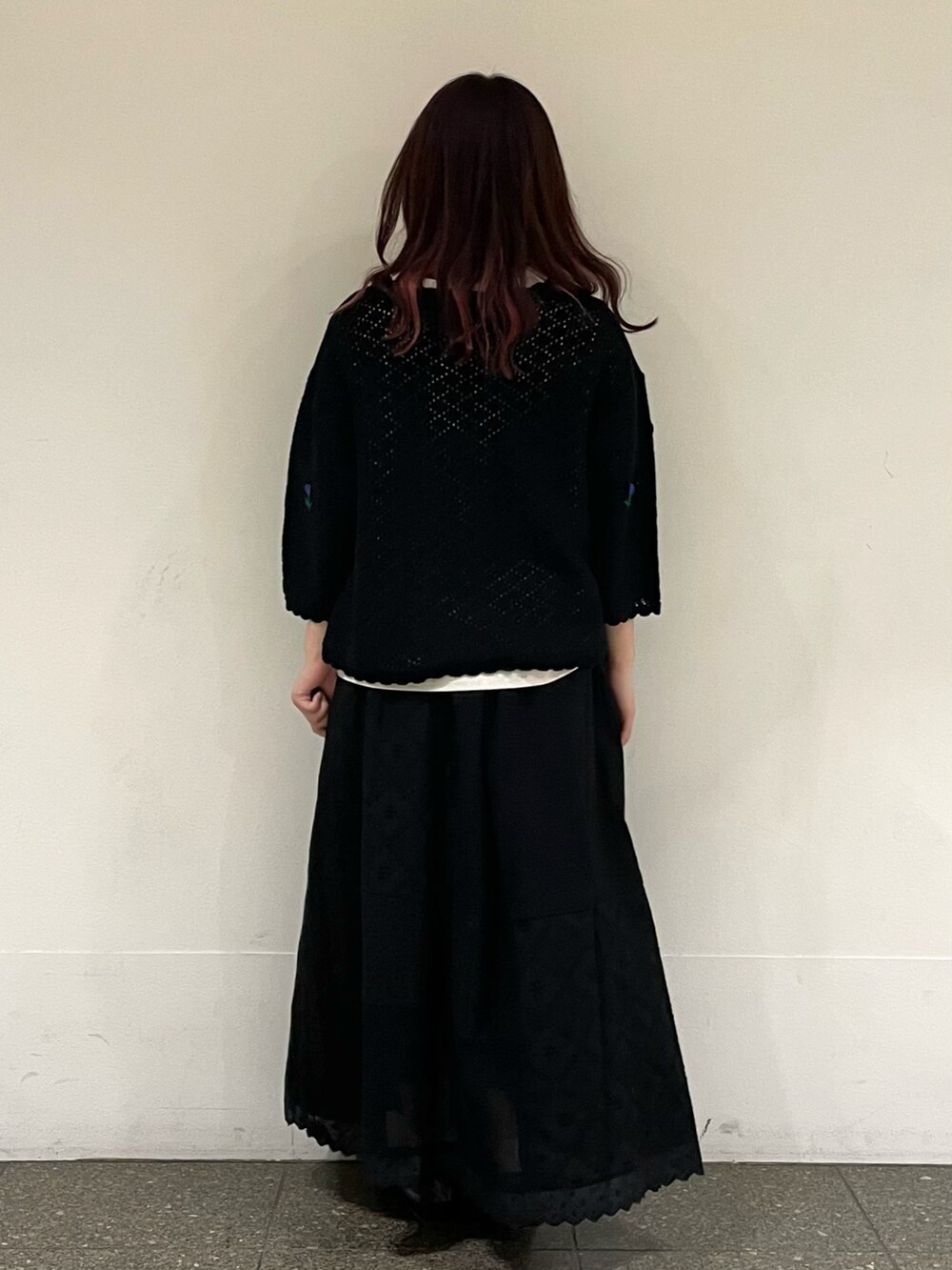 ブラック系のパンプス、ブラック系のカーディガン/ボレロ、ベージュ系のTシャツ/カットソーを着用したレディースの春コーディネートの4枚目の写真